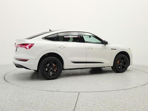 Glacier White Metallic 2023 Audi e-tron Sportback S line Premium