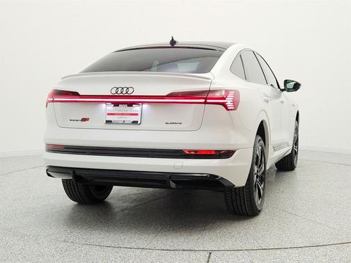 Glacier White Metallic 2023 Audi e-tron Sportback S line Premium