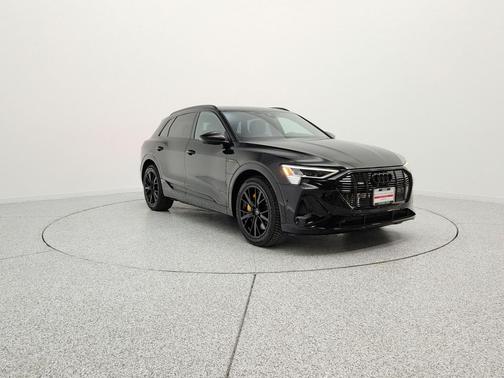Mythos Black Metallic 2023 Audi e-tron Premiumwe