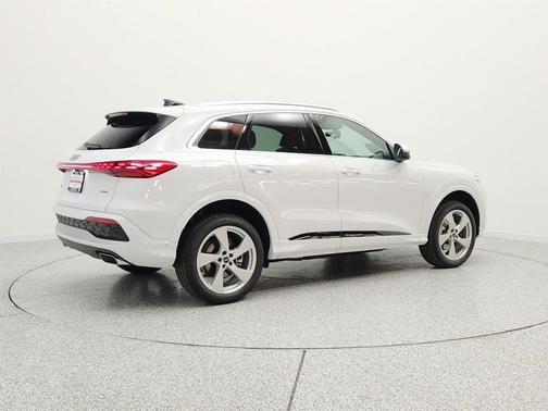 Glacier White Metallic 2026 Audi Q5 Premium Plus TFSI quattro S tronic