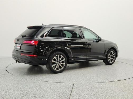 Mythos Black Metallic 2023 Audi Q7 45 Premium Plus
