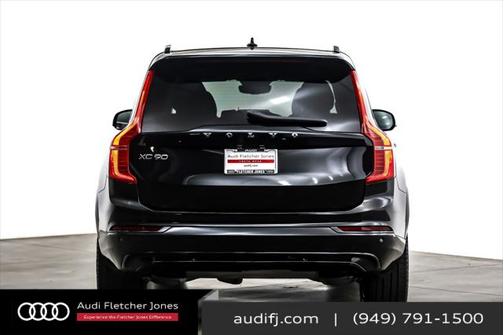2023 Volvo XC90 Recharge Plug-In Hybrid T8 Ultimate Dark Theme 7-Seater