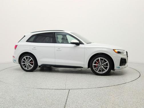 Glacier White Metallic 2024 Audi Q5 55 S line Prestige
