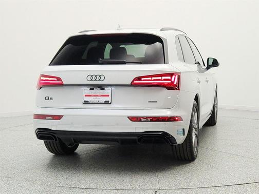 Glacier White Metallic 2024 Audi Q5 55 S line Prestige