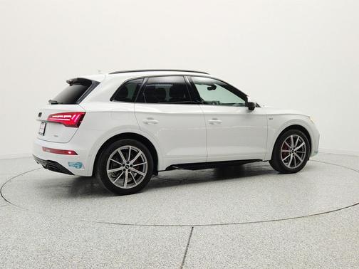 Glacier White Metallic 2024 Audi Q5 55 S line Prestige