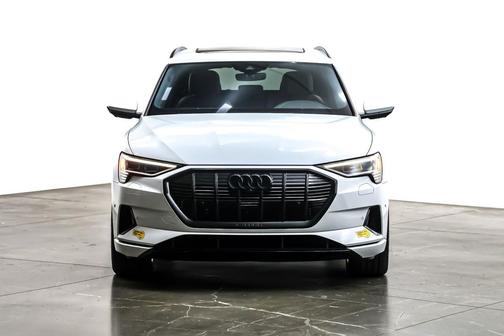 2022 Audi e-tron Premium Plus