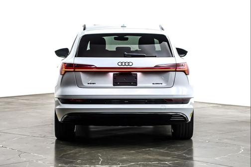 2022 Audi e-tron Premium Plus