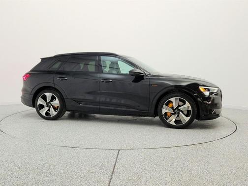 Mythos Black Metallic 2023 Audi e-tron Premium Plus quattro
