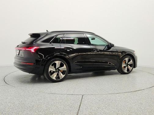 Mythos Black Metallic 2023 Audi e-tron Premium Plus quattro