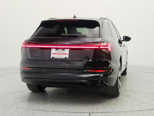 Mythos Black Metallic 2023 Audi e-tron Premium Plus quattro