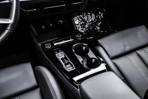 2025 Audi Q6 e-tron Premium Plus quattro