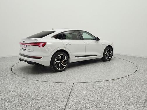 Glacier White Metallic 2023 Audi e-tron Sportback S line Premium Plus