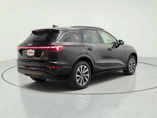 Mythos Black Metallic 2027 Audi Q6 e-tron Premium quattro
