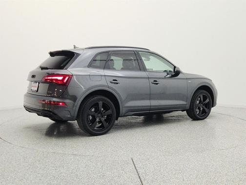 Daytona Gray Pearl Effect 2023 Audi Q5 45 S line Prestige