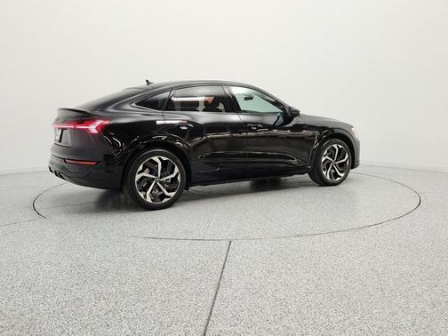Mythos Black Metallic 2024 Audi Q8 e-tron Premium Plus