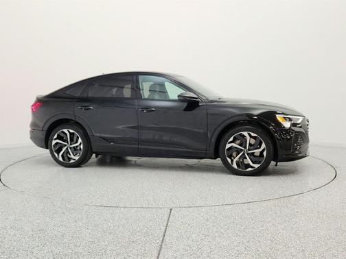 Mythos Black Metallic 2024 Audi Q8 e-tron Premium Plus