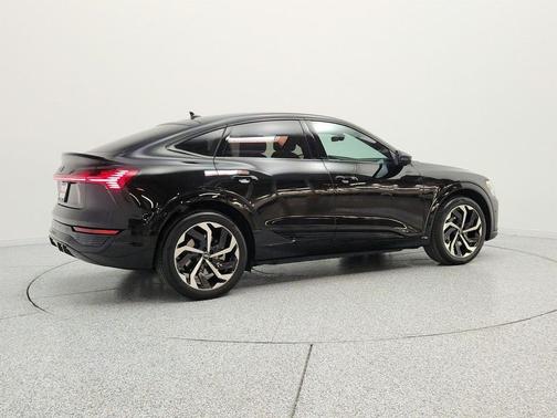 Mythos Black Metallic 2024 Audi Q8 e-tron Premium Plus