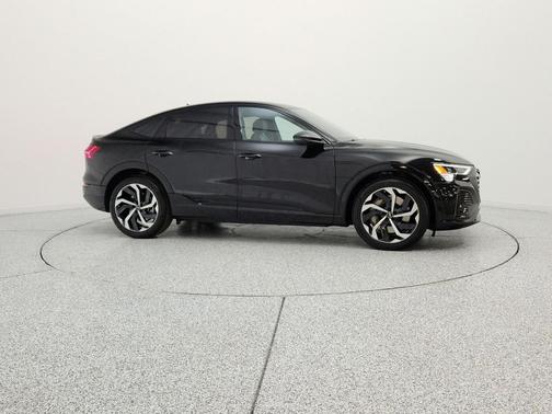 Mythos Black Metallic 2024 Audi Q8 e-tron Premium Plus