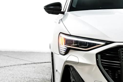 Glacier White Metallic 2023 Audi e-tron S Sportback Premium Plus quattro
