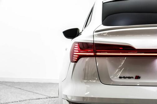 Glacier White Metallic 2023 Audi e-tron S Sportback Premium Plus quattro
