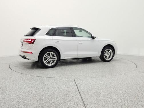 Glacier White Metallic 2023 Audi Q5 55 S line Premium Plus