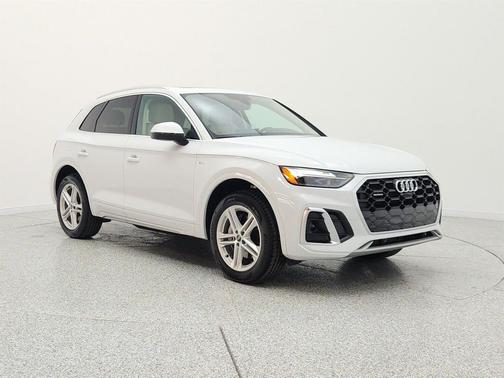 Glacier White Metallic 2023 Audi Q5 55 S line Premium Plus
