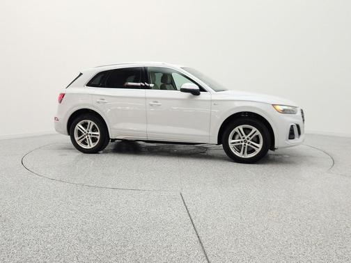 Glacier White Metallic 2023 Audi Q5 55 S line Premium Plus