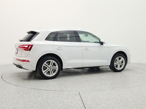 Glacier White Metallic 2023 Audi Q5 55 S line Premium Plus