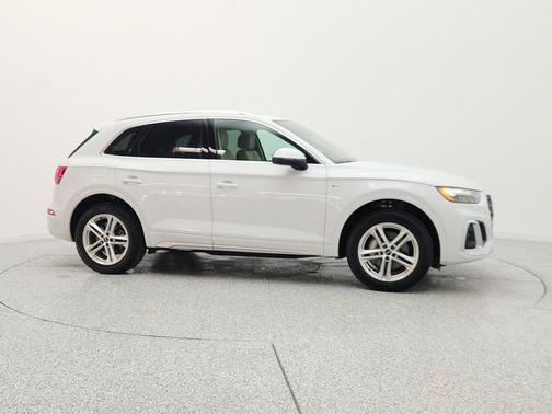 Glacier White Metallic 2023 Audi Q5 55 S line Premium Plus
