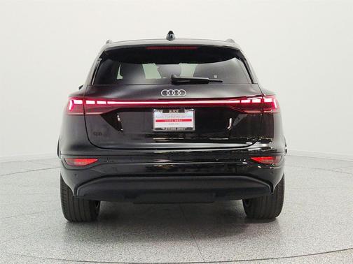 Mythos Black Metallic 2025 Audi Q6 e-tron Premium Plus quattro
