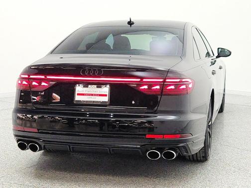 Mythos Black Metallic 2022 Audi S8 4.0T