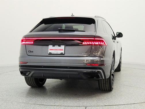 Daytona Gray Pearl Effect 2023 Audi Q8 55 Premium Plus