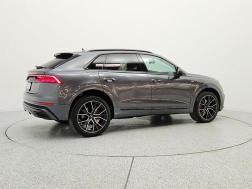 Daytona Gray Pearl Effect 2023 Audi Q8 55 Premium Plus