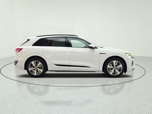 Glacier White Metallic 2024 Audi Q8 e-tron Premium