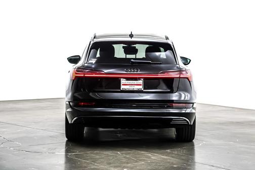 2022 Audi e-tron Premium Plus