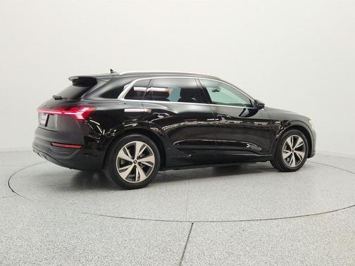 Mythos Black Metallic 2024 Audi Q8 e-tron Premium Plus