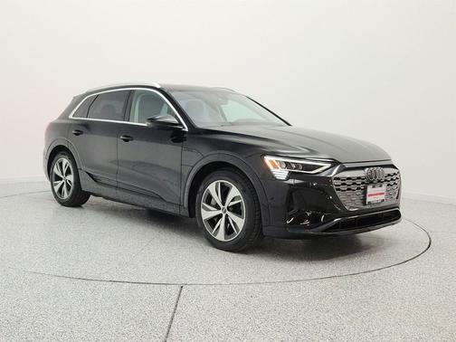 Mythos Black Metallic 2024 Audi Q8 e-tron Premium Plus