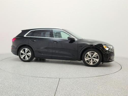 Mythos Black Metallic 2024 Audi Q8 e-tron Premium Plus