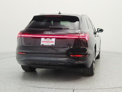 Mythos Black Metallic 2024 Audi Q8 e-tron Premium Plus