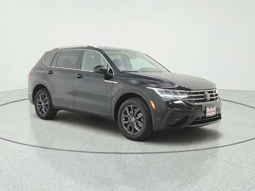 Deep Black Pearl 2023 Volkswagen Tiguan 2.0T SE