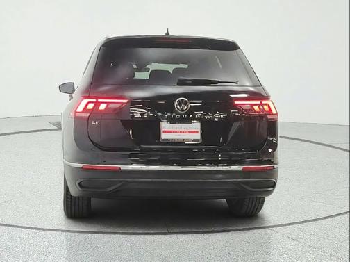 Deep Black Pearl 2023 Volkswagen Tiguan 2.0T SE
