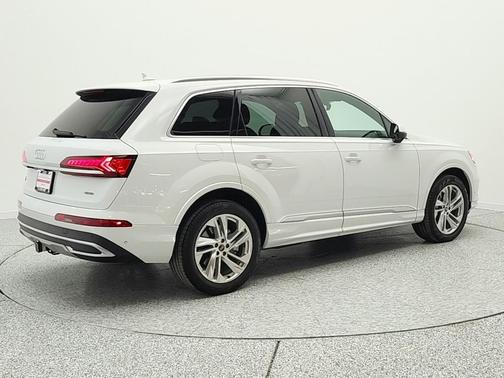 Glacier White Metallic 2021 Audi Q7 45 Premium