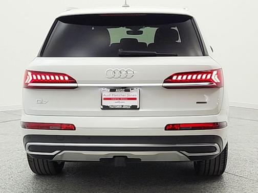 Glacier White Metallic 2021 Audi Q7 45 Premium