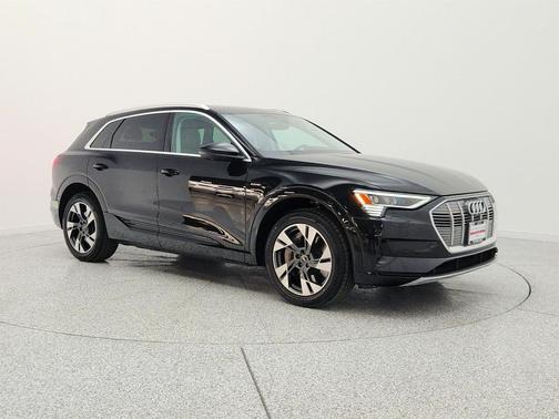 Mythos Black Metallic 2023 Audi e-tron Premium Plus quattro