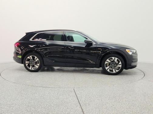 Mythos Black Metallic 2023 Audi e-tron Premium Plus quattro