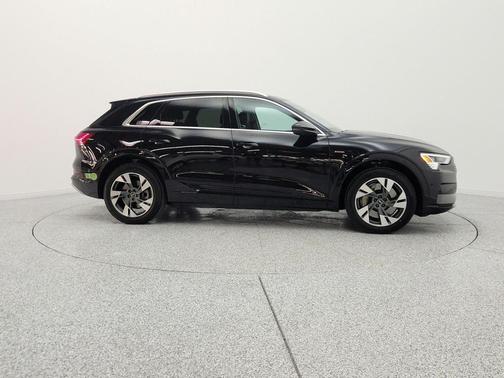 Mythos Black Metallic 2023 Audi e-tron Premium Plus quattro