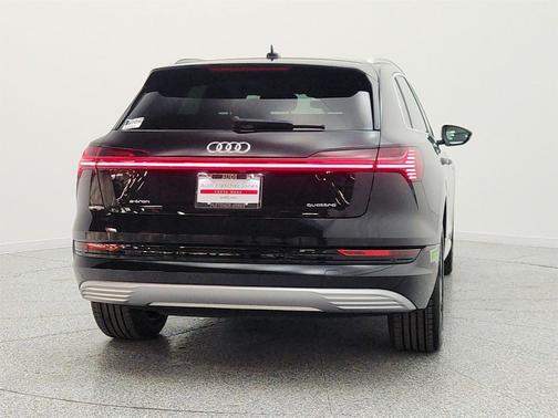 Mythos Black Metallic 2023 Audi e-tron Premium Plus quattro