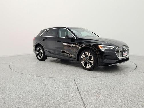 Mythos Black Metallic 2023 Audi e-tron Premium Plus quattro