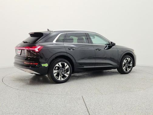 Mythos Black Metallic 2023 Audi e-tron Premium Plus quattro