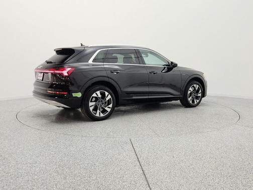 Mythos Black Metallic 2023 Audi e-tron Premium Plus quattro